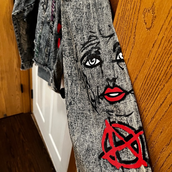 Beautiful graffiti denim jacket. - Picture 2 of 6